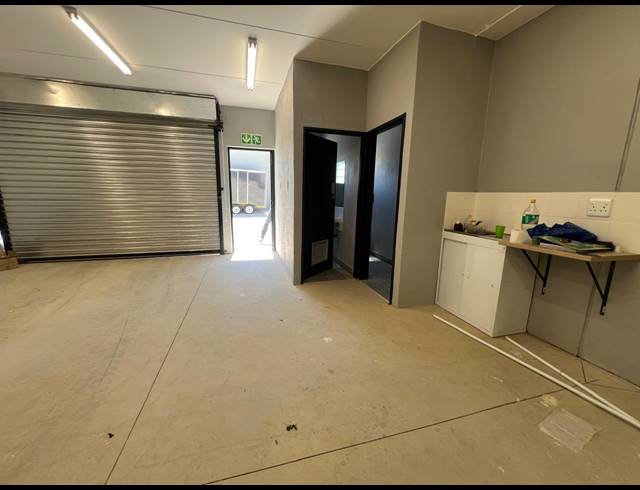 95M² WAREHOUSE TO LET IN FERNDALE